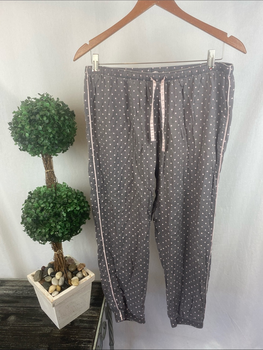 Victoria’s Secret Gray & Pastel Pink Polka Dot Print Pajama Jogger Pants M